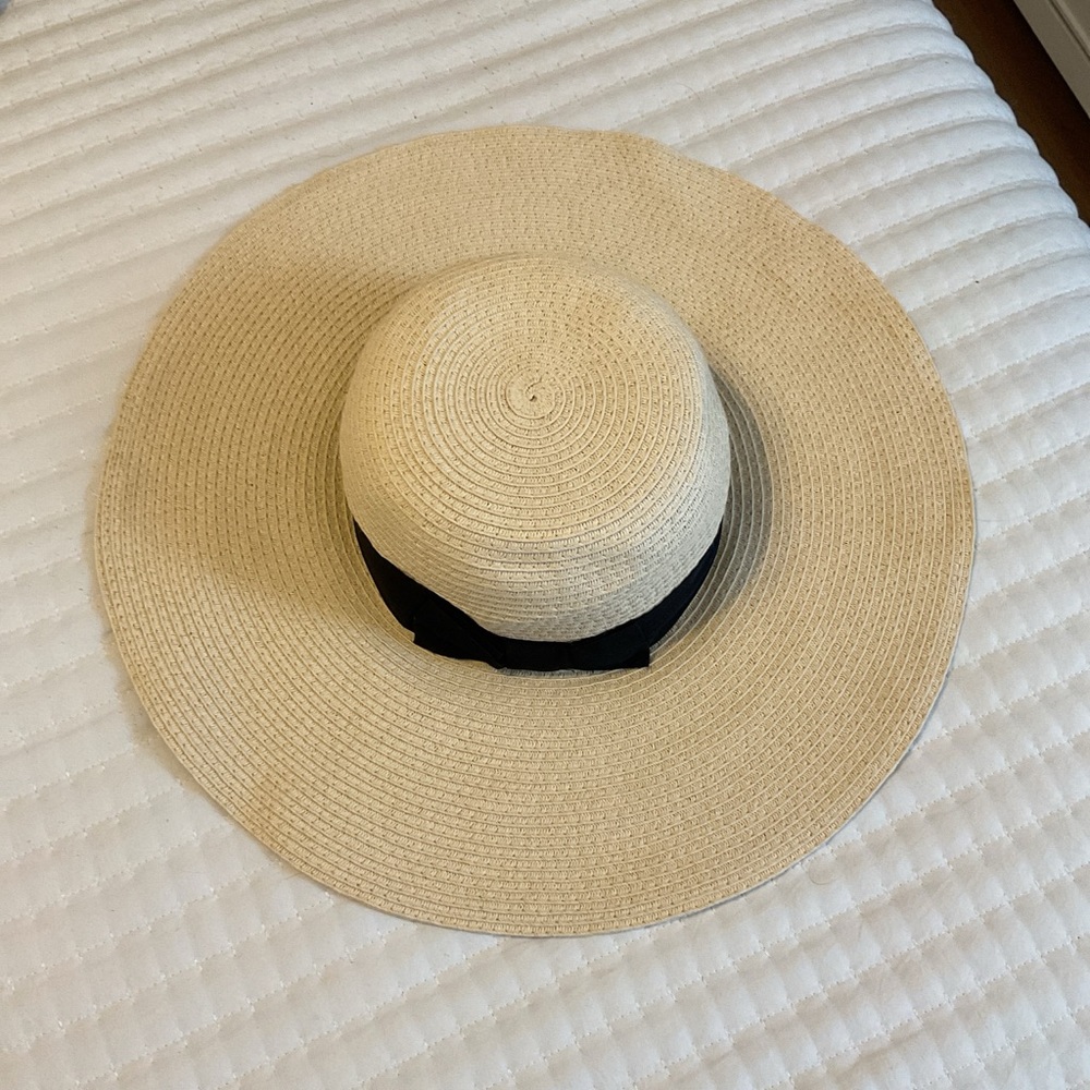 Serra Beige Straw Hat with Wide Brim and Dark Band